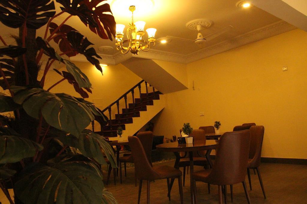 Luxury Inn Karachi Bagian luar foto