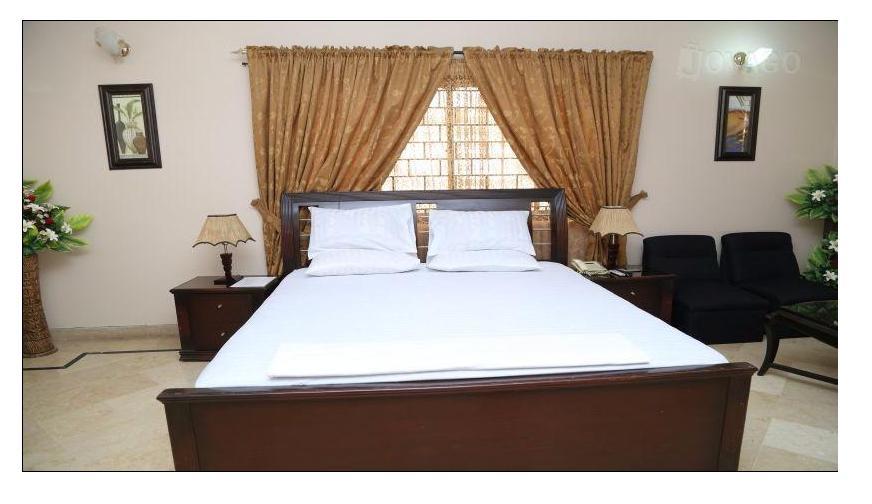 Luxury Inn Karachi Bagian luar foto