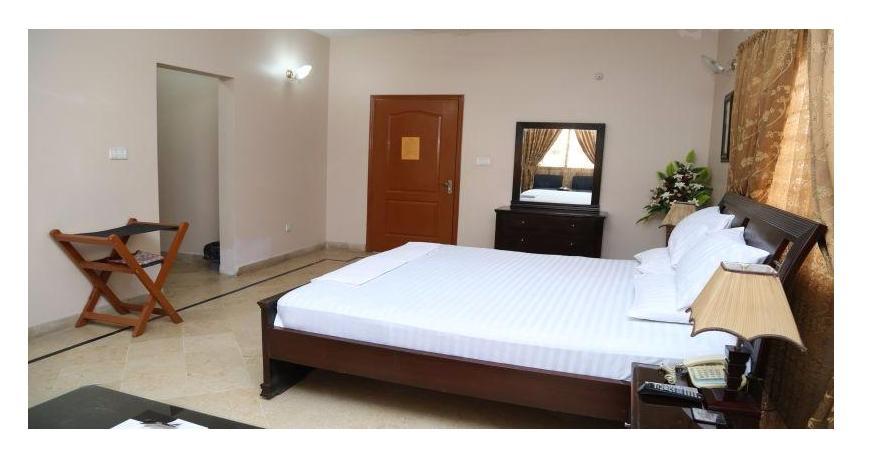 Luxury Inn Karachi Bagian luar foto