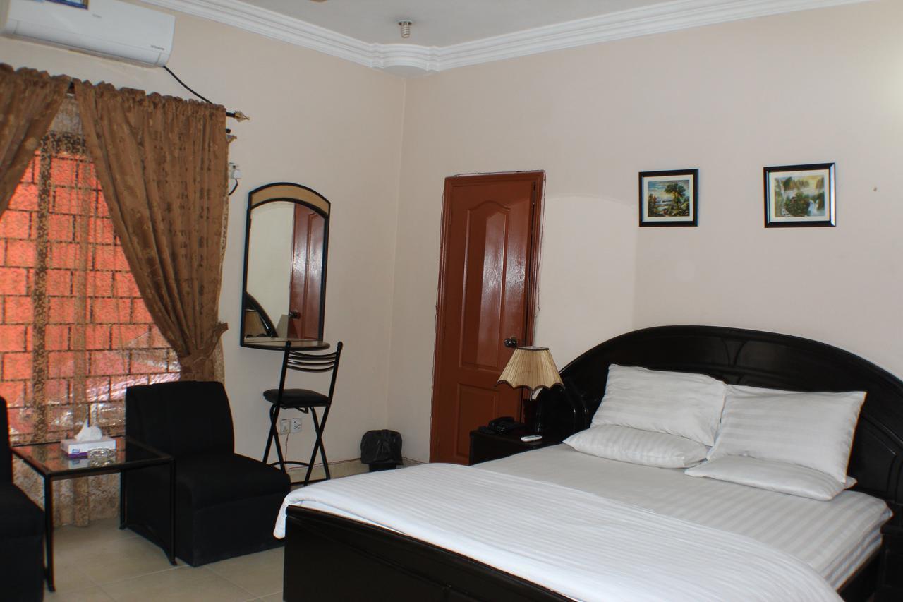 Luxury Inn Karachi Bagian luar foto