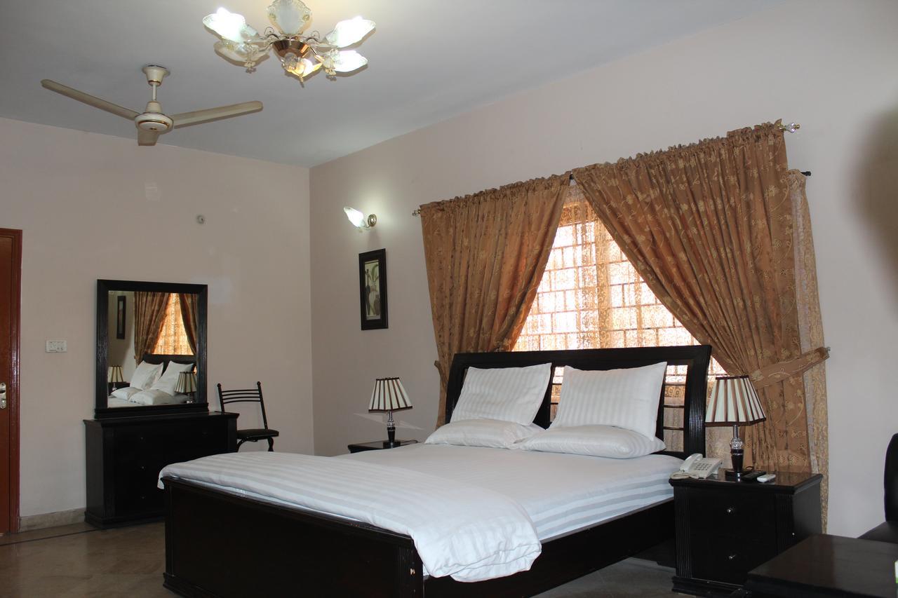 Luxury Inn Karachi Bagian luar foto