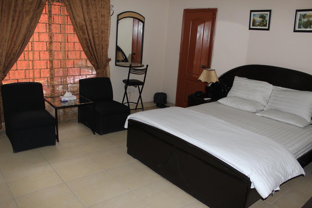 Luxury Inn Karachi Bagian luar foto