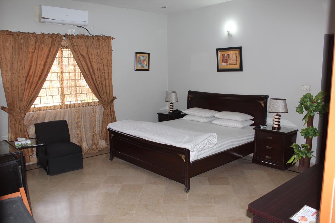 Luxury Inn Karachi Bagian luar foto