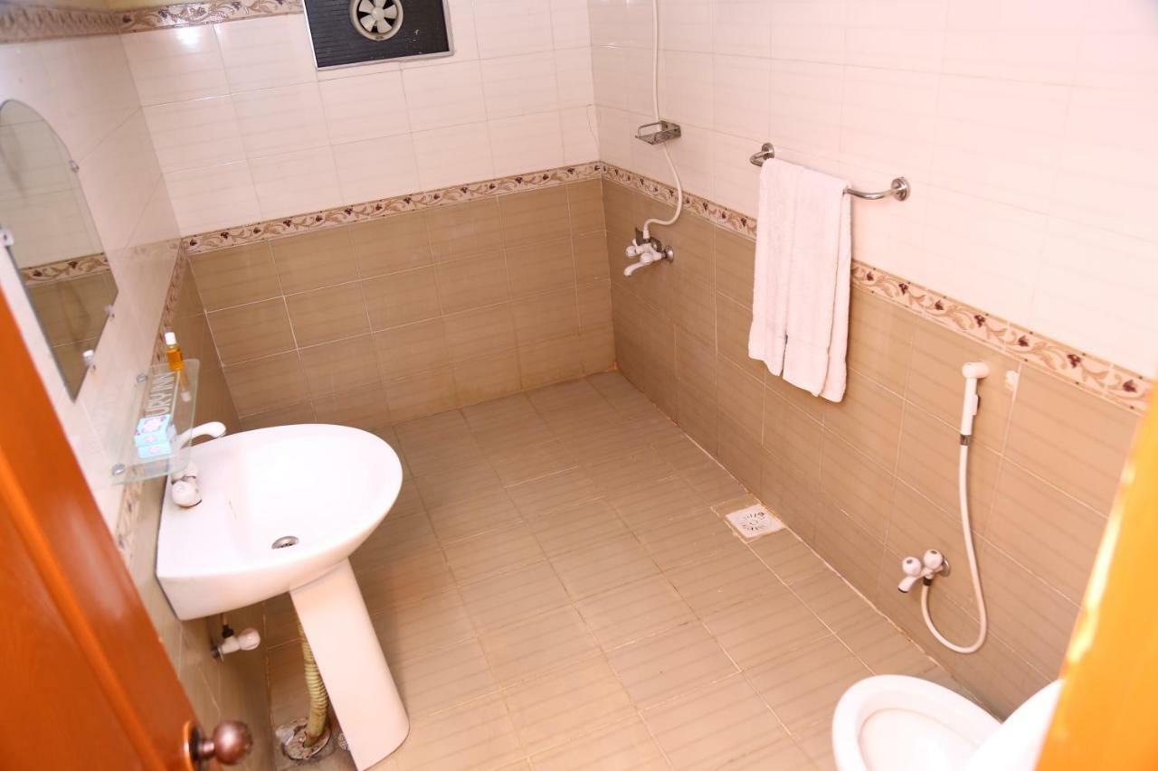 Luxury Inn Karachi Bagian luar foto
