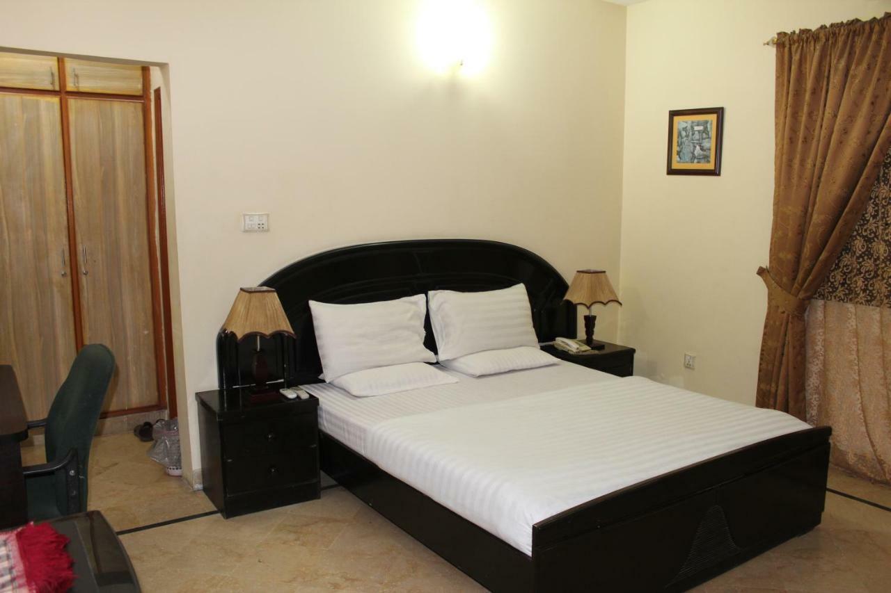Luxury Inn Karachi Bagian luar foto