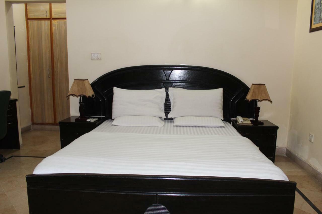 Luxury Inn Karachi Bagian luar foto