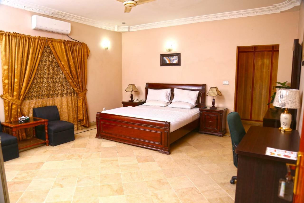 Luxury Inn Karachi Bagian luar foto