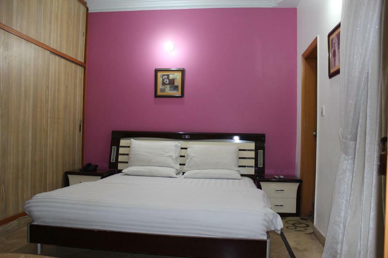Luxury Inn Karachi Bagian luar foto