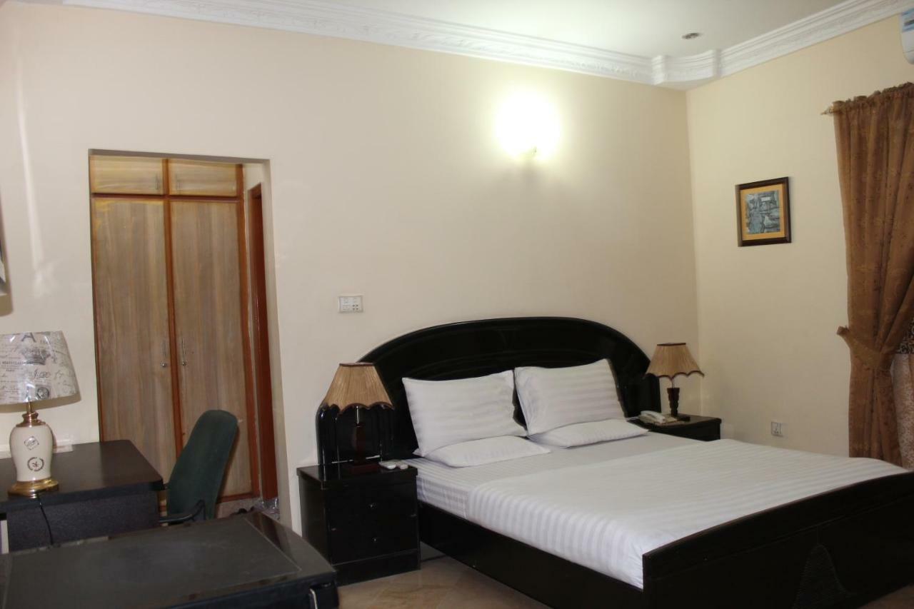 Luxury Inn Karachi Bagian luar foto
