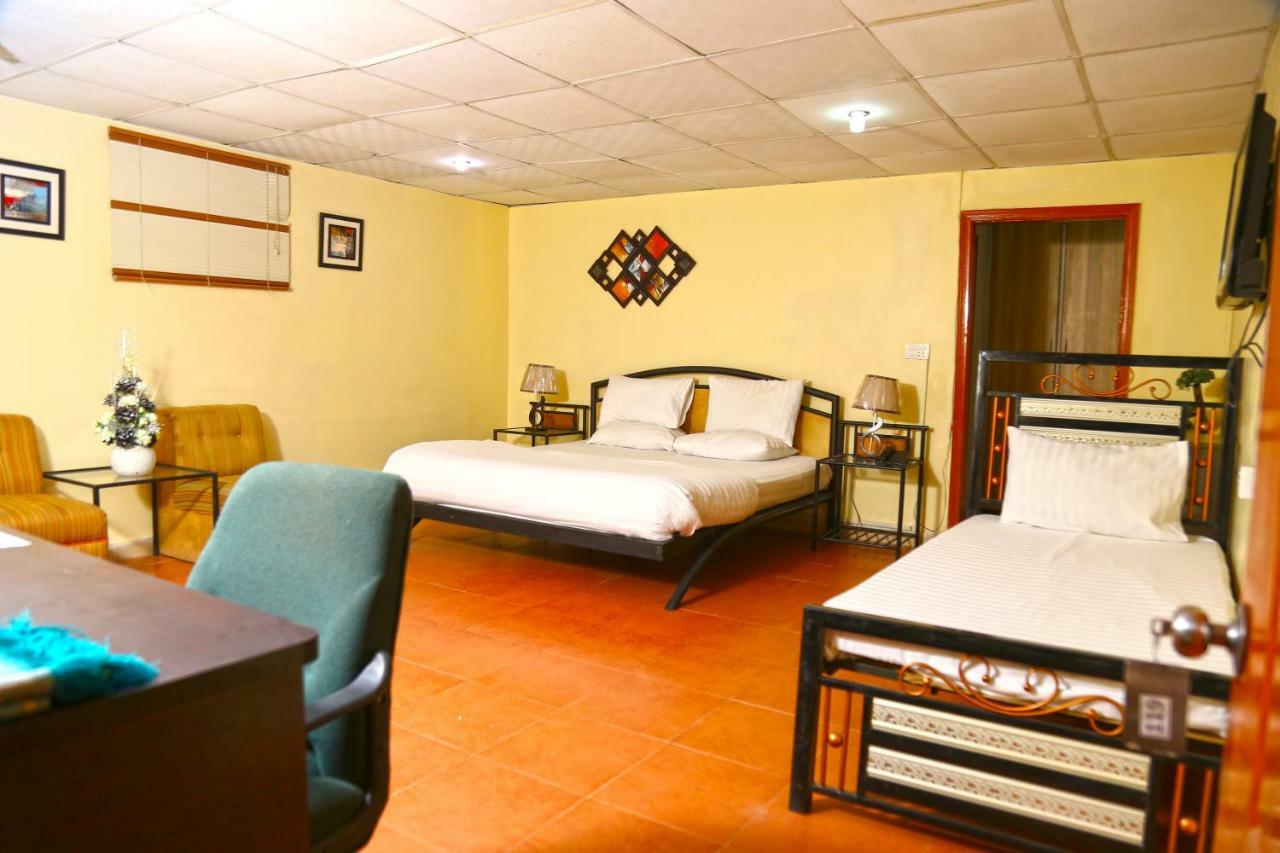 Luxury Inn Karachi Bagian luar foto